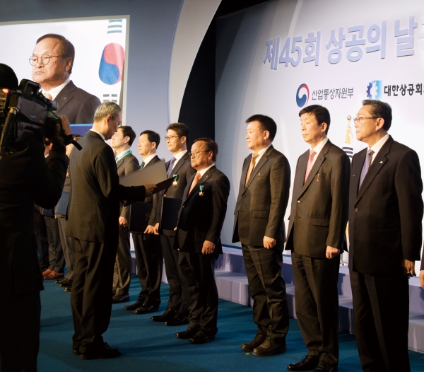 ▲남봉길 한국팜비오 회장(오른쪽에서 4번째)이 산업자원부장관으로부터 석탑산업훈장을 받고 있다.