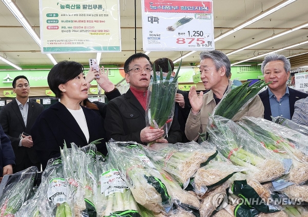 최상목 부총리가 지난달 25일 하나로마트 성남점에서 물가 현장점검을 하고 있다.