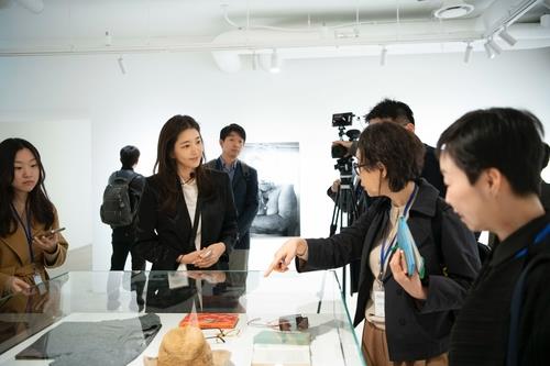 '어쩌면 아름다운 날들' 전시 설명하는 김희영 이사장