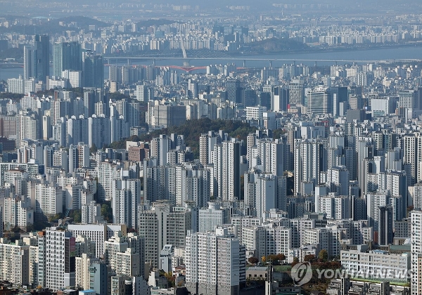 서울 남산에서 바라본 아파트 단지.