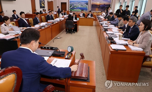 국회 국토교통위원회에서 열린 국토법안심사소위원회 회의. 국민의힘 소속 권영진 소위원장이 의사봉을 두드리고 있다.